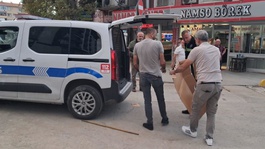 Gölcükte polis aracına giren yavru kedi, itfaiyenin müdahalesiyle kurtarıldı