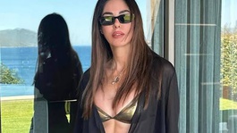 54 yaşındaki Defne Samyelinin bikinili pozu olay oldu