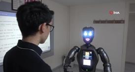 Türkiye’nin ilk insanımsı yapay zekalı robotu öğretmenliğe başladı