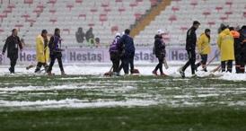 Sivasspor-Kasımpaşa maçı kar yağışı nedeniyle geç başladı