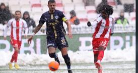 Sivasspor ve Kasımpaşa, yoğun kar yağışı altında 0-0 berabere kaldı