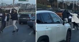 Bakırköy’de sürücülerin tekmeli yumruklu yol kavgası kamerada