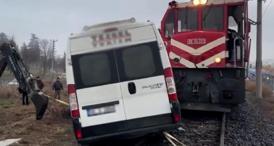 Kırklareli’nde yük treni işçi servisine çarptı: 2 yaralı var