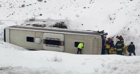 Erzincan’da yolcu otobüsü şarampole yuvarlandı: 1 ölü, 26 yaralı