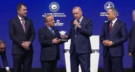 Cumhurbaşkanı Erdoğan sahneye çağırdığı iş adamına sitem etti: Yardımını beğenmedim