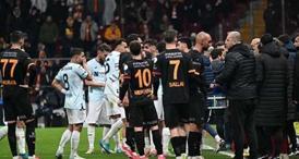 Konuk takımın sahadan çekilmesi üzerine Galatasaray-Adana Demirspor maçı tatil edildi