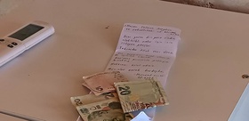 Camide elektrikli motosikletlerini şarj eden gençlerden imama duygulandıran not: 45 lira bırakıp helallik istediler