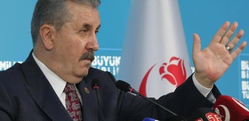 Destici’yi küplere bindiren bayrak Genel sekretere dönüp sordu: Bu nedir