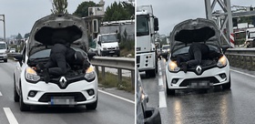 Trafikte akılalmaz görüntü Seyir halindeki otomobilin motorunu tamir etti