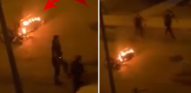 Sokak ortasında motosikletini ateşe verdi