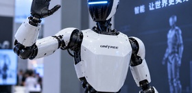 Çin’de insansı robot, geliştiricisine saldırdı