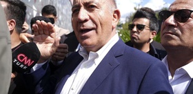 Gürsel Tekin görevine son verildi ama gitmiyor