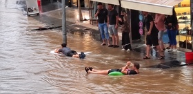 Turizm cennetinden sağanak manzaraları: Caddeler nehre dönüştü, turistler sel sularında yüzdü