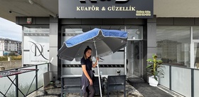 Aksaray’da rüzgarla imtihan Şemsiyeyi kapatmaya giden genç kadın savruldu