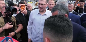 Çiftçi, Özgür Özel’i köy girişinde durdurdu: 100 lira artık 1 litre mazot alıyor
