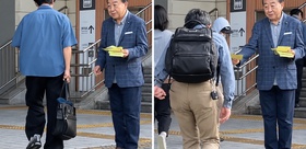 Japonya’nın eski başbakanı sokakta broşür dağıtırken görüntülendi