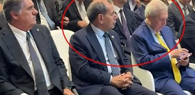 Dursun Özbek, gözünü Aziz Yıldırım’ın telefonundan ayırmadı