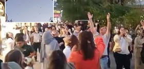 Klip çekiminde binadan para atıldı, vatandaşlar kapıştı