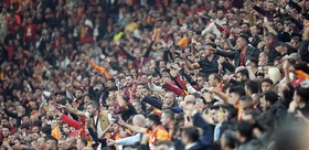 Galatasaray’ın iki yıldızı taraftarın gazabından kurtulamadı