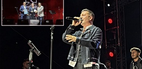 Oğuzhan Koç’a konserde ilginç hediye Şaşkınlığını gizleyemedi