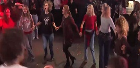 Berlin’de halaylı seçim kutlaması