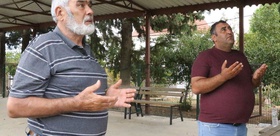 Aksu’da vefat edenlerin fotoğrafları 8 yıldır köy meydanında duvara asılıyor