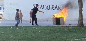 Şanlıurfa’da çocukların ateşe verdikleri koltukla tehlikeli oyunu kamerada