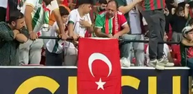 Amedspor tribünlerinde Türk bayrakları dalgalandı