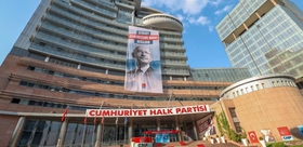 CHP Genel Merkezi’ne ’Siyaset zenginleşme aracı değildir’ yazılı pankart asıldı