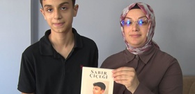 Tedavi gördüğü odada kaleme sarıldı Barış’ın dizeleri ’Sabır Çiçeği’ adıyla kitaplaştı