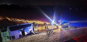 Merzifon’da şehirlerarası otobüs bariyerleri aşıp yoldan çıktı: 2’si ağır 24 yaralı