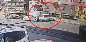 Tırla çarpışan otomobil takla attı Sürücünün durumuna herkes şaşır