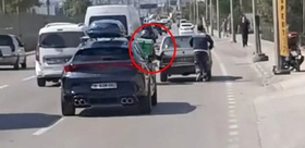 Trafikte kalan otomobilin imdadına motokurye yetişti İlginç yöntem kamerada