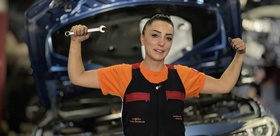 Ankaralı Fatma Kuşçu ustaların yanında öğrendi, şimdi kendi dükkanında motor söküyor