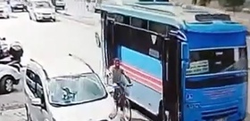 Yüreğir’de bisikletliyi yere seren kaza kamerada Otobüs şoförü hiç durmadı