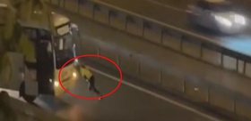 Kadın trafik polisi arızalanan midibüsü tek başına itti