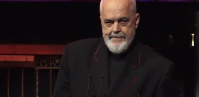 Arnavutluk Başbakanı Edi Rama’ya New York’ta yumurtalı protesto