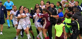 Kadın futbolunda şaşkına çeviren final Maç bitti, kavga başladı