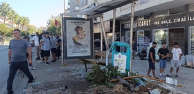 Alanya’da kontrolden çıkan otomobil durağa daldı: Yayanın hayati tehlikesi var