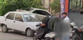 Kahramankazan’da motosikletli kuryenin tehlikeli yolculuğu: Bir lastik boynunda, biri arkada