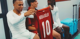 Bu fotoğrafın anlamı çok başka Mbappe’nin Arda Güler’in formasına bakışına dikkat