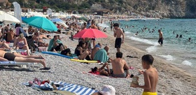 Fethiye’de yaz bitmedi: Eylülün son günlerinde denize girenler Ölüdeniz’i doldurdu
