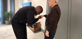 Emenike’den Aziz Yıldırım’a vefa ziyareti Elini öpüp “Aziz Baba“ dedi