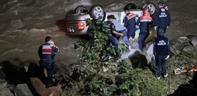 Dereye uçan otomobilde can pazarı Sürücü kurtarılamadı
