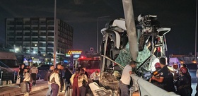 Hatay’dan Giresun’a giden otobüs Adana’da yön tabelası direğine çarptı: 11 yaralı
