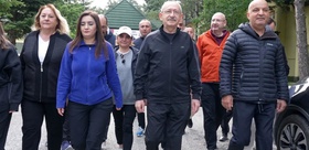 77 yaşındaki Kılıçdaroğlu’nun Abant yürüyüşü: Yanındaki gençlerden daha tempolu yürümesi dikkat çekti