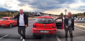 Yol kesen sürücü ve yanındaki şahıs, bedelini ağır ödedi
