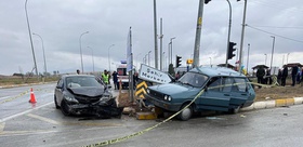 Altıntaş’ta kafa kafaya çarpışan otomobillerde 2 kişi hayatını kaybetti, 8 kişi yaralandı