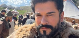 Burak Özçivit’ten aile pozu Fahriye Evcen ve çocuklarıyla objektif karşısında