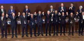 Cumhurbaşkanı Erdoğan, AK Parti’ye yeni katılan belediye başkanlarına rozetlerini taktı